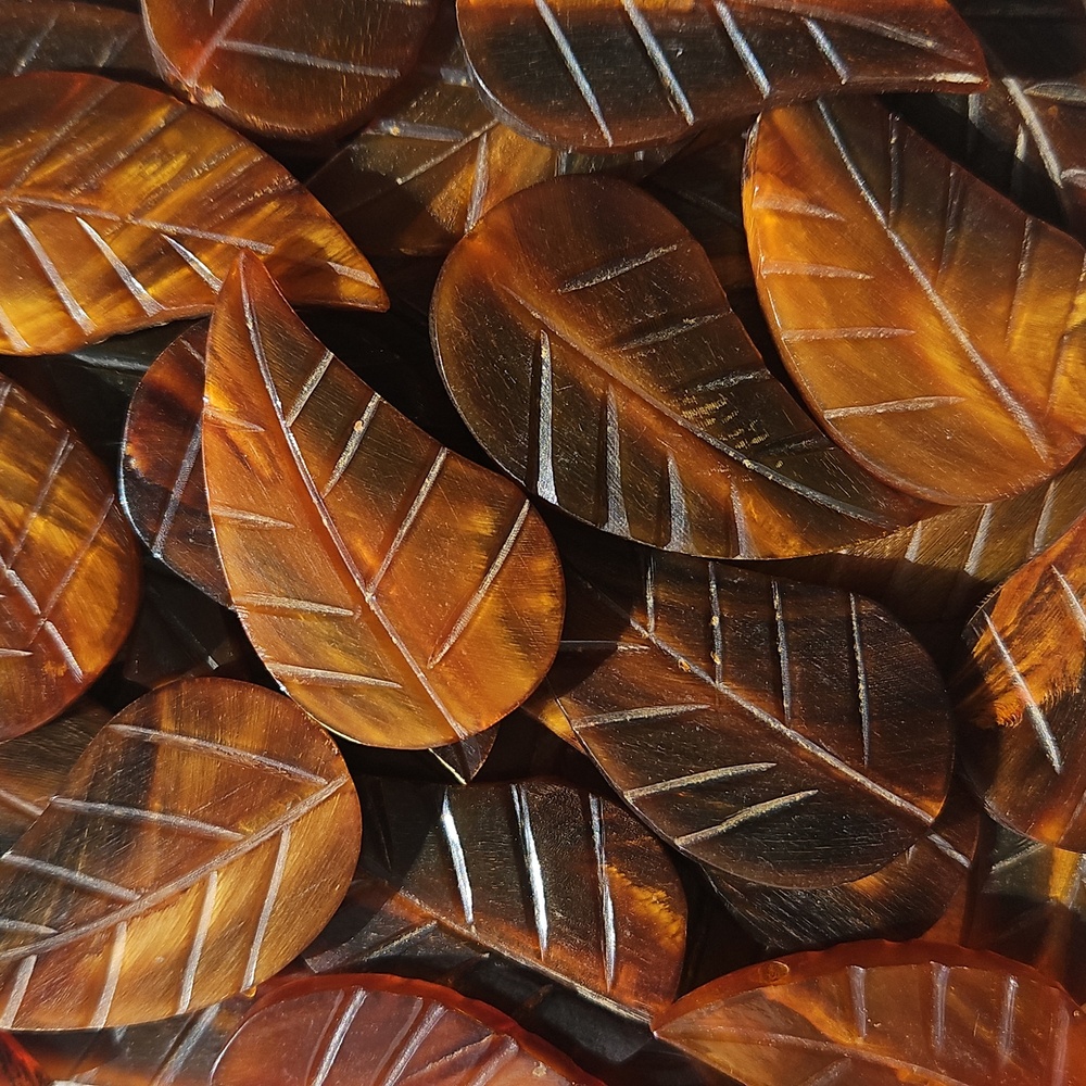 ⚡️SALE 🍂 LAST ONE⚡️*READ* 10 Leaf Shape Brown Variegated Tan Horn Carved Leaves